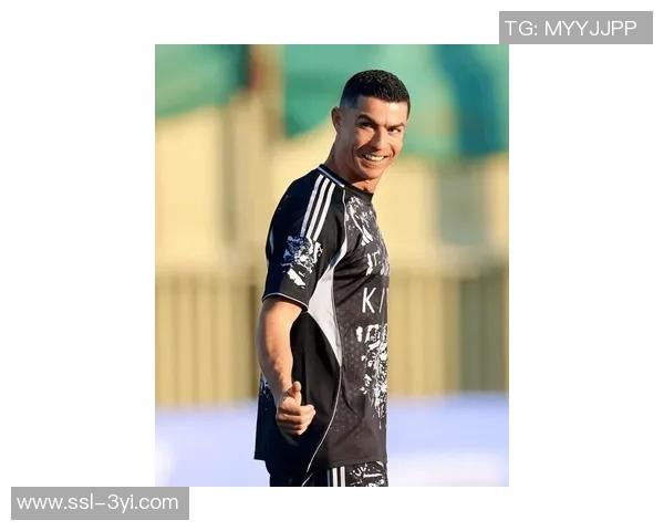 C罗社交媒体分享友谊赛精彩瞬间展现团队精神与奋斗决心